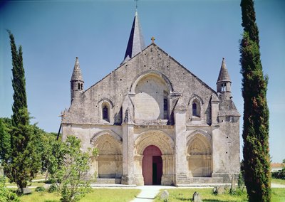 聖ピエール教会のファサードの眺め、1150-75 作： French School